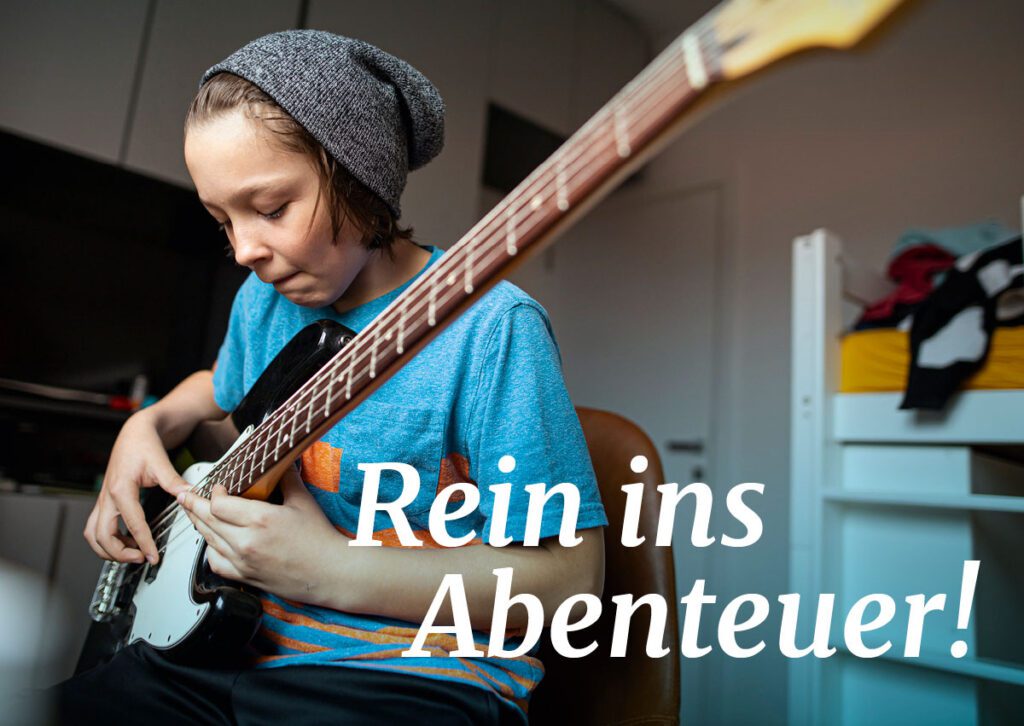 Titelmotiv zum Tag der offenen Tür von rhythm matters am 16.9.2023. Ein Jugendlicher über E-Bass in seinem Zimmer.