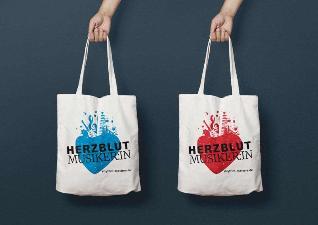 Die limitierten Stofftaschen „HERZBLUTMUSIKER:IN“ mit blauem oder rotem Druck erhält jeder unserer Schüler:innen anlässlich unseres 30jährigen Bestehens