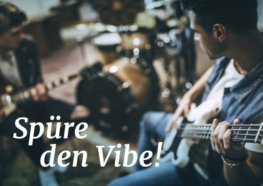 Titelmotiv zum Tag der offenen Tür von rhythm matters am 16.3.2023. Ein Bassist und ein Gitarrist spielen zusammen.