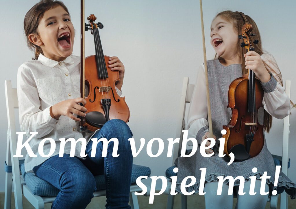 Titelmotiv zum Tag der offenen Tür von rhythm matters am 14.9.2024. Zwei junge Geigerinnen mit Zahnlücken lachen.