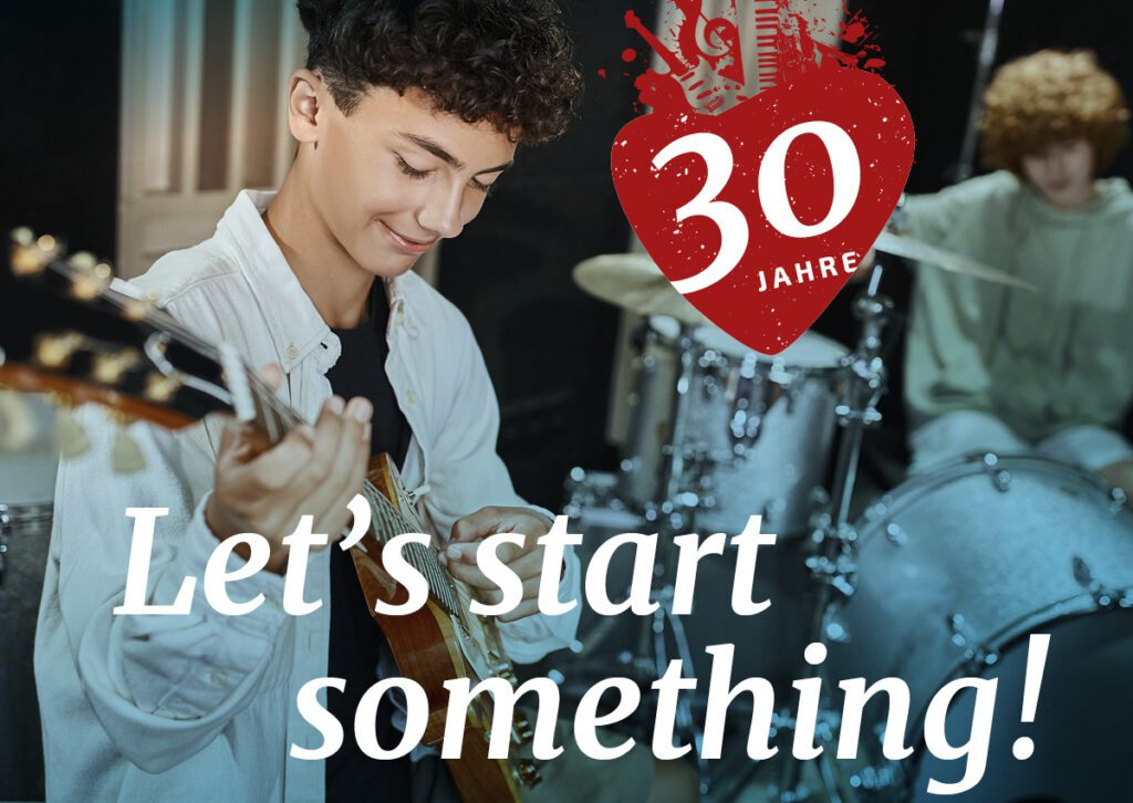 Titelmotiv zum Tag der offenen Tür von rhythm matters am 15.03.2025. Zwei junge Musiker versuchen sich an Gitarre und Schlagzeug.